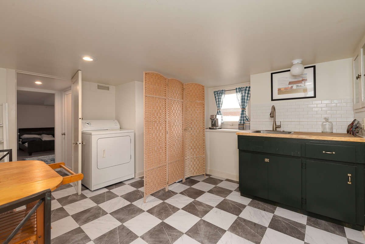 Kitchenette (lower level)
