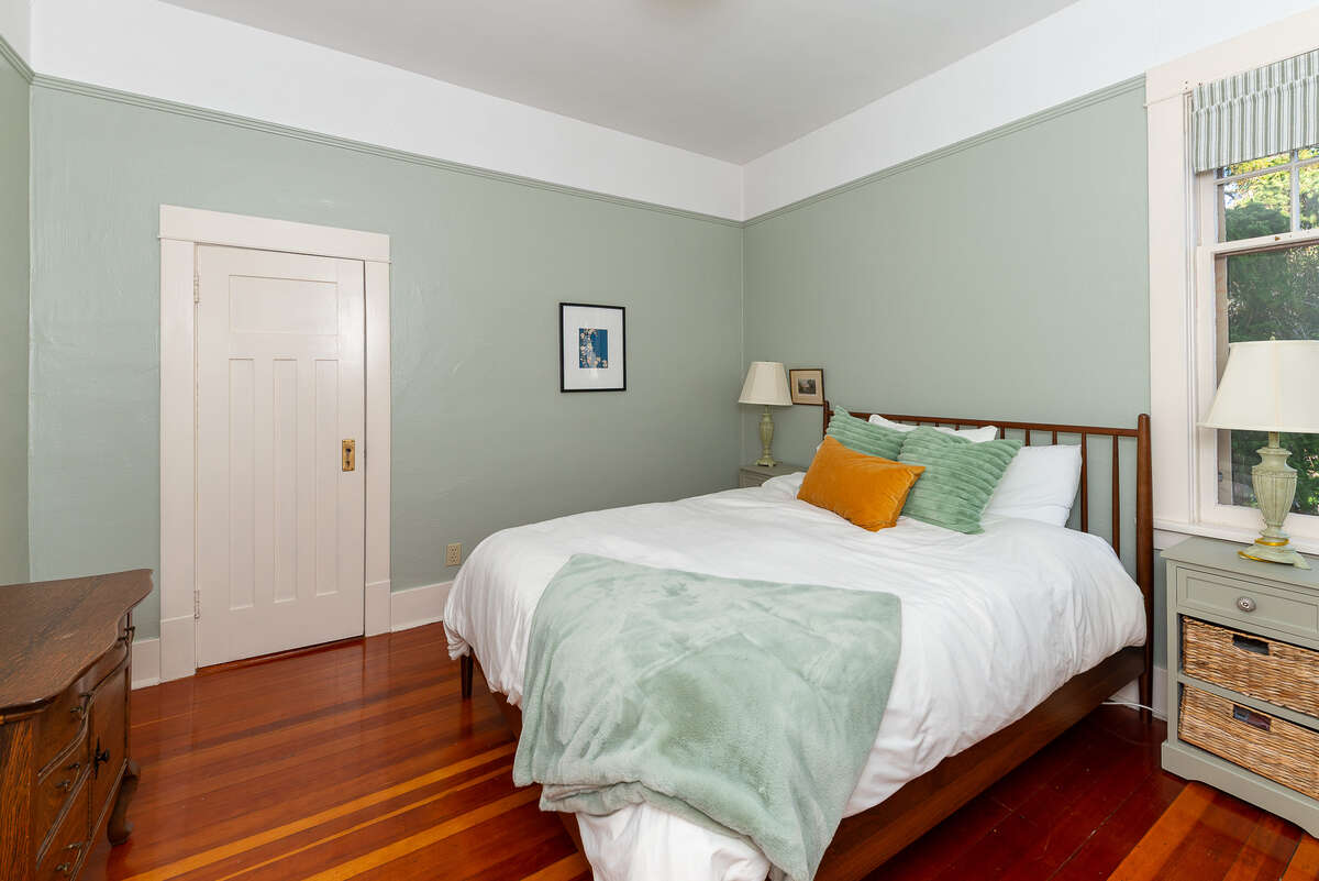 Third bedroom (upstairs)