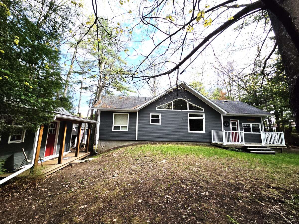 Front View of cottage with outbuilding