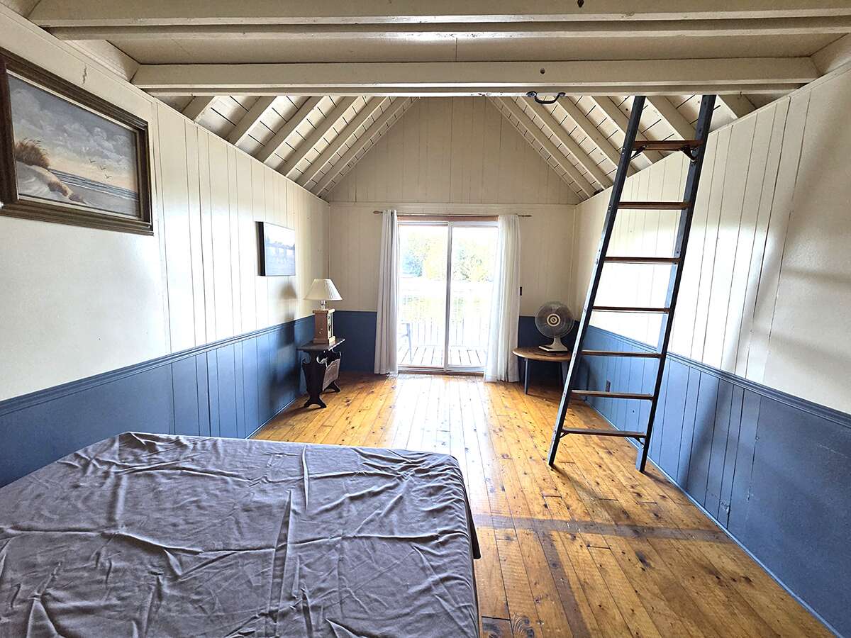 Bunkier with sliding door to deck