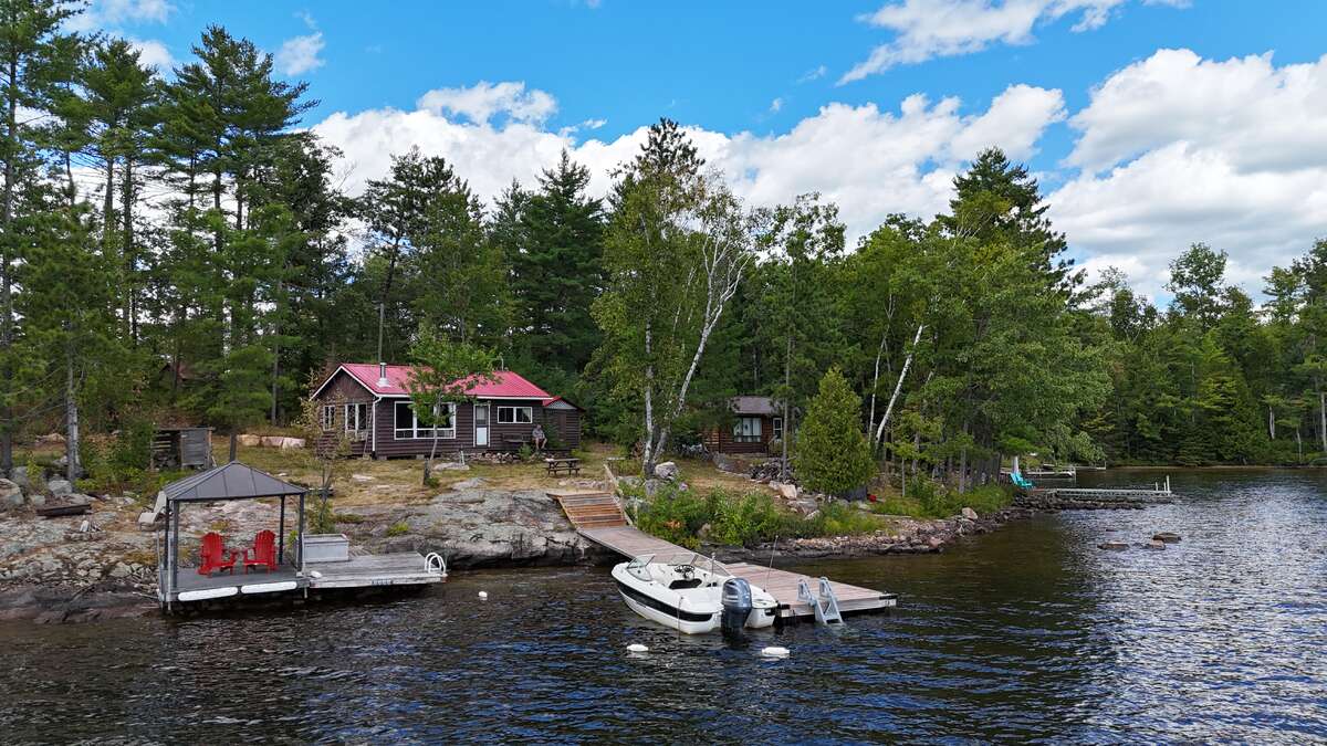 Cottage / Acreage / Waterfront Property For Sale in Cloyne, Ontario - 3 bdrm, 1 bath (286 Mazinaw Lake)