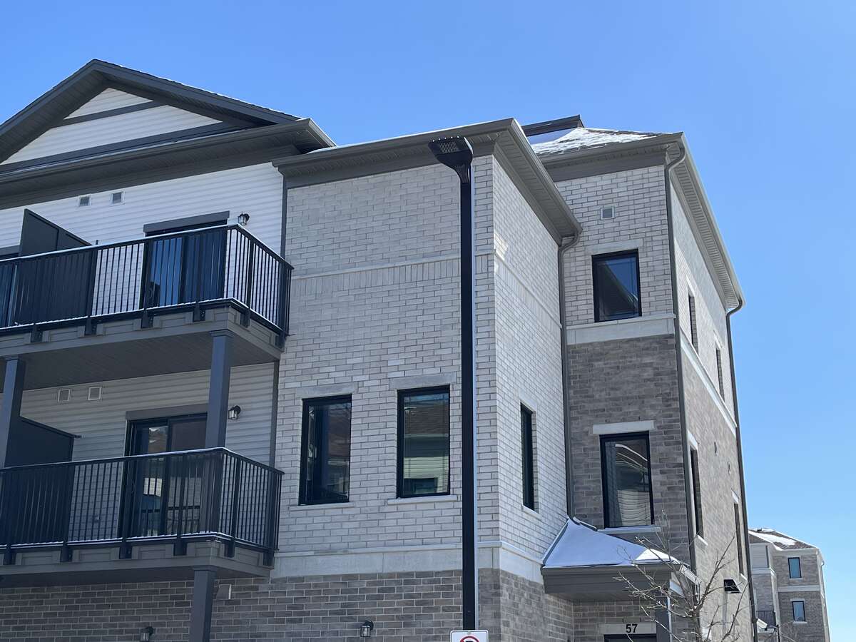 Townhouse For Sale in Guelph, ON - 2 bed, 3 bath