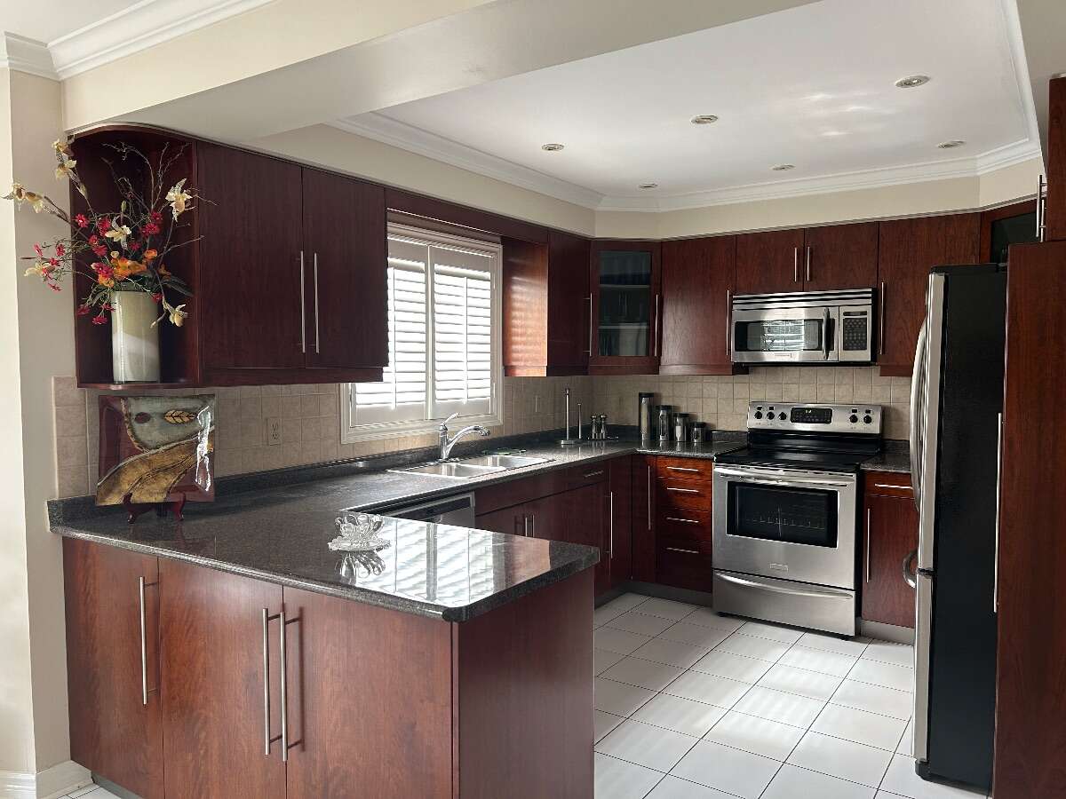 Bright 4 bedroom home in hub of Woodbridge