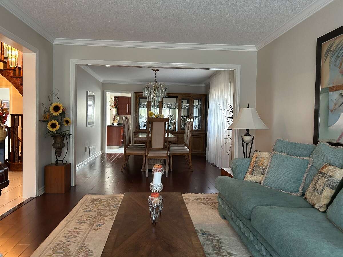Bright 4 bedroom home in hub of Woodbridge