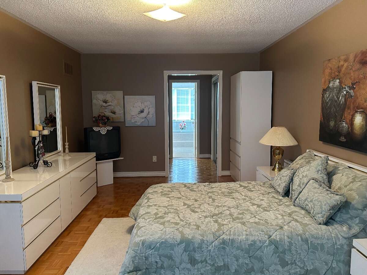 Bright 4 bedroom home in hub of Woodbridge