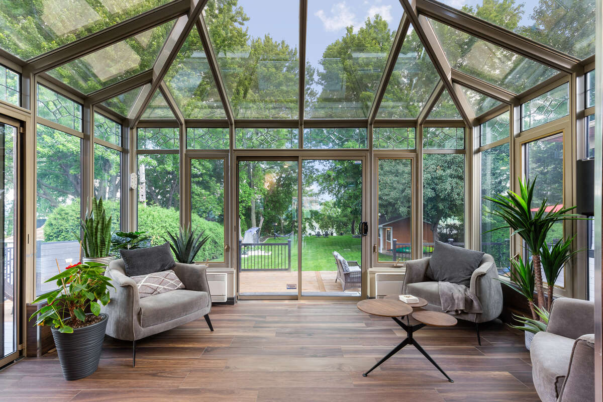 “Bright Sunroom – Perfect for Relaxation with River Views”