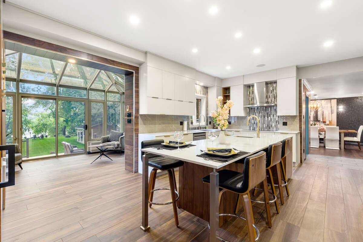“Gourmet Kitchen with 9-Foot Ceilings – Luxury and Natural Light”