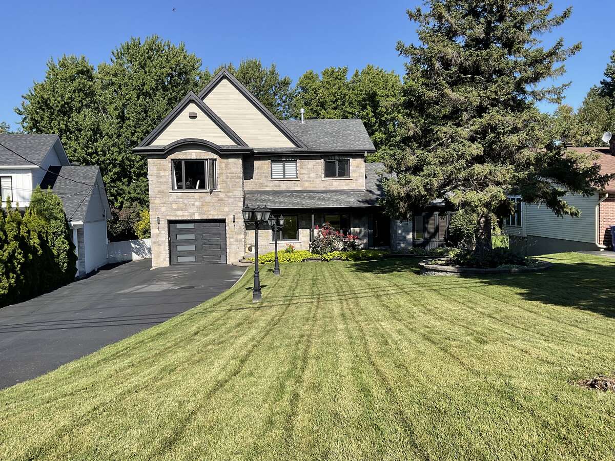 “Elegant Front Façade – Luxury Waterfront Residence”