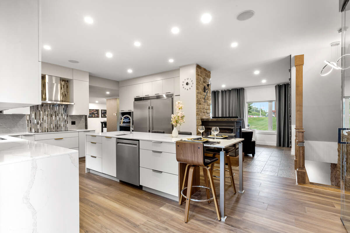 “Gourmet Kitchen with 9-Foot Ceilings – Luxury and Natural Light”