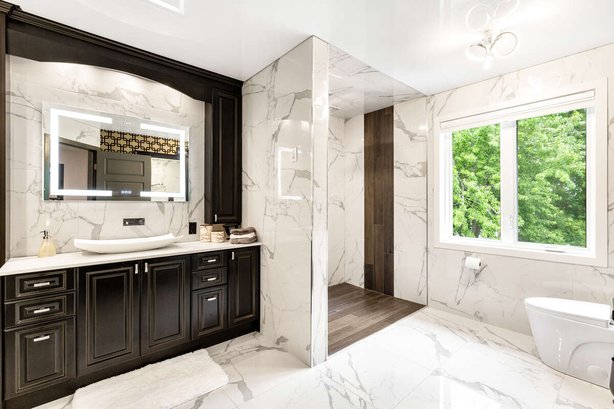 “Luxury Main Bathroom – Modern and Elegant”