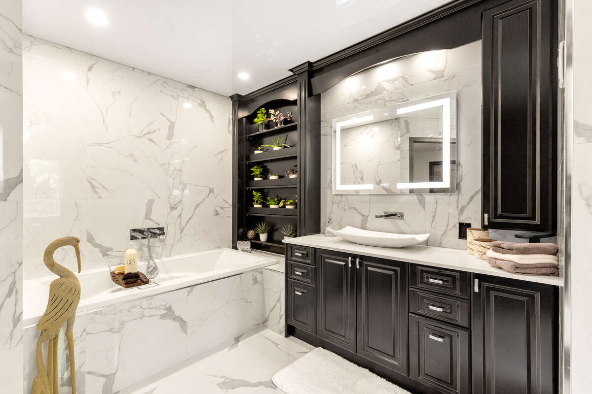 “Luxury Main Bathroom – Modern and Elegant”