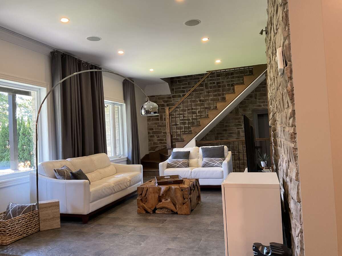 “Elegant Living Space with 9-Foot Ceilings – Bright and Airy”