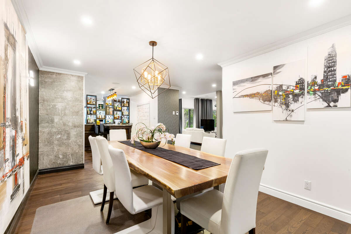 “Elegant Dining Room  – Bright and Inviting”Dining room 1st floor
