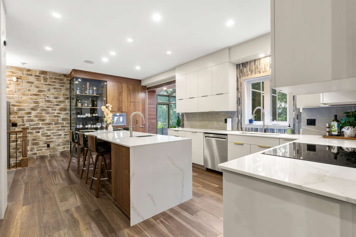 “Gourmet Kitchen with 9-Foot Ceilings – Luxury and Natural Light”