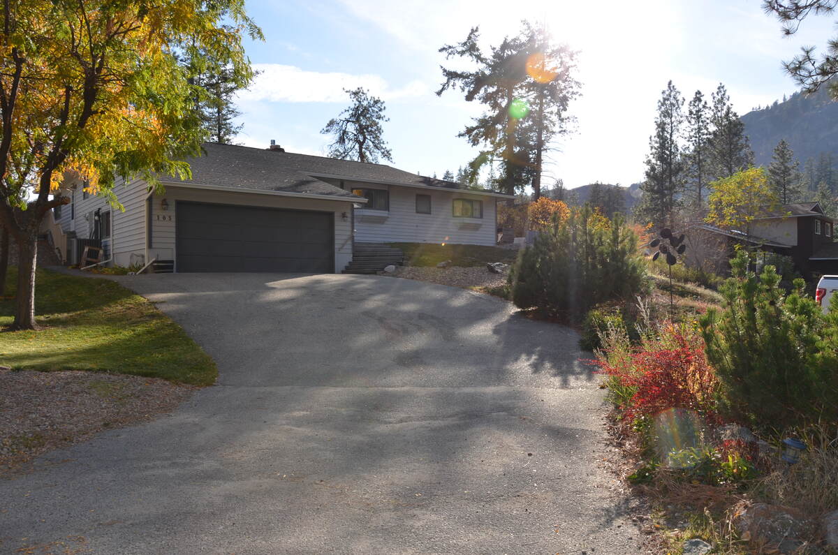 House / Bungalow / Golf Course View For Sale in Kaleden, BC - 2+1 bed, 2.5 bath