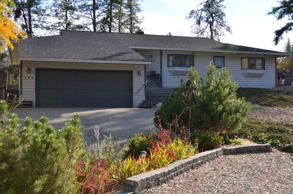 House / Bungalow / Golf Course View For Sale in Kaleden, BC - 2+1 bed, 2.5 bath