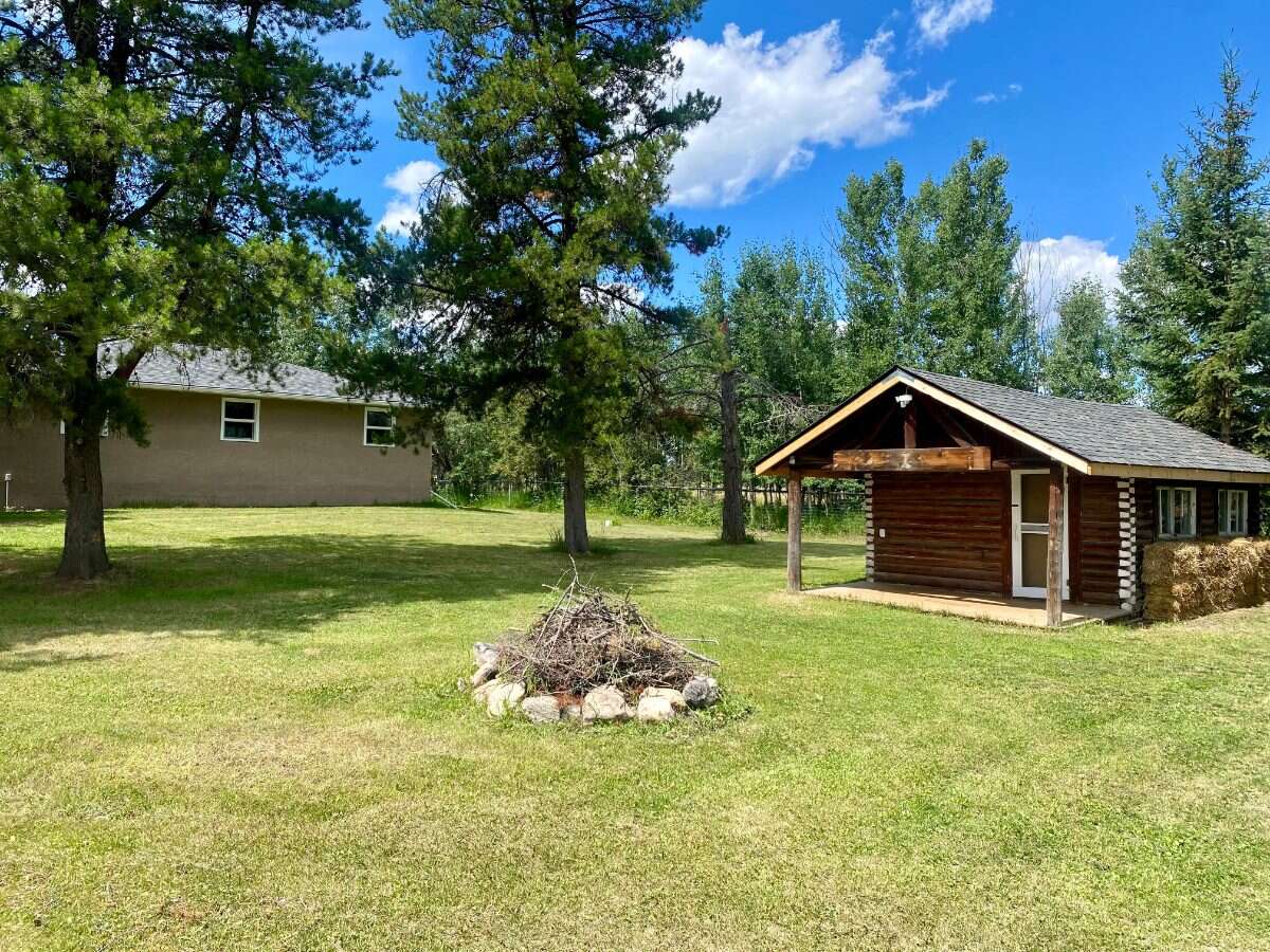 Fully Renovated Country Acreage on 1+acre
