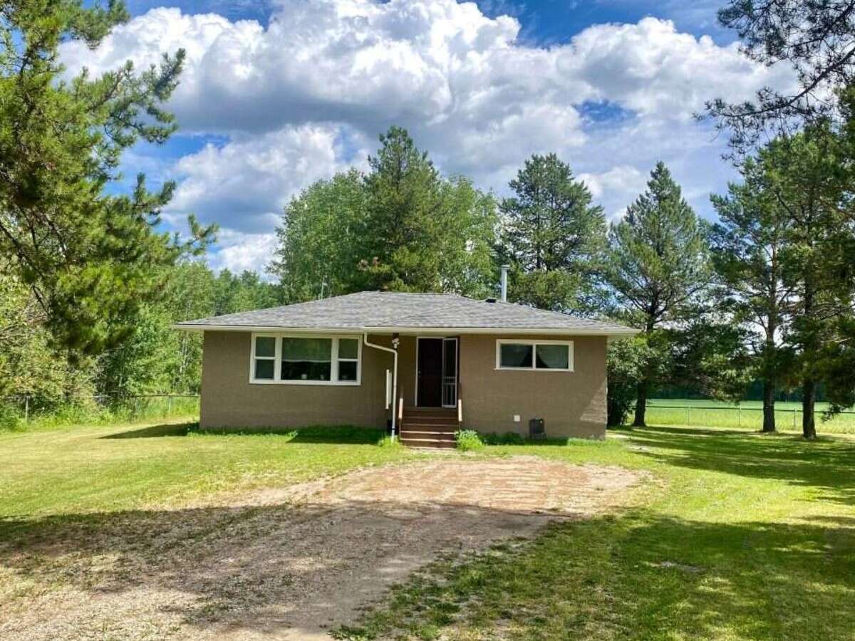 Fully Renovated Country Acreage on 1+acre
