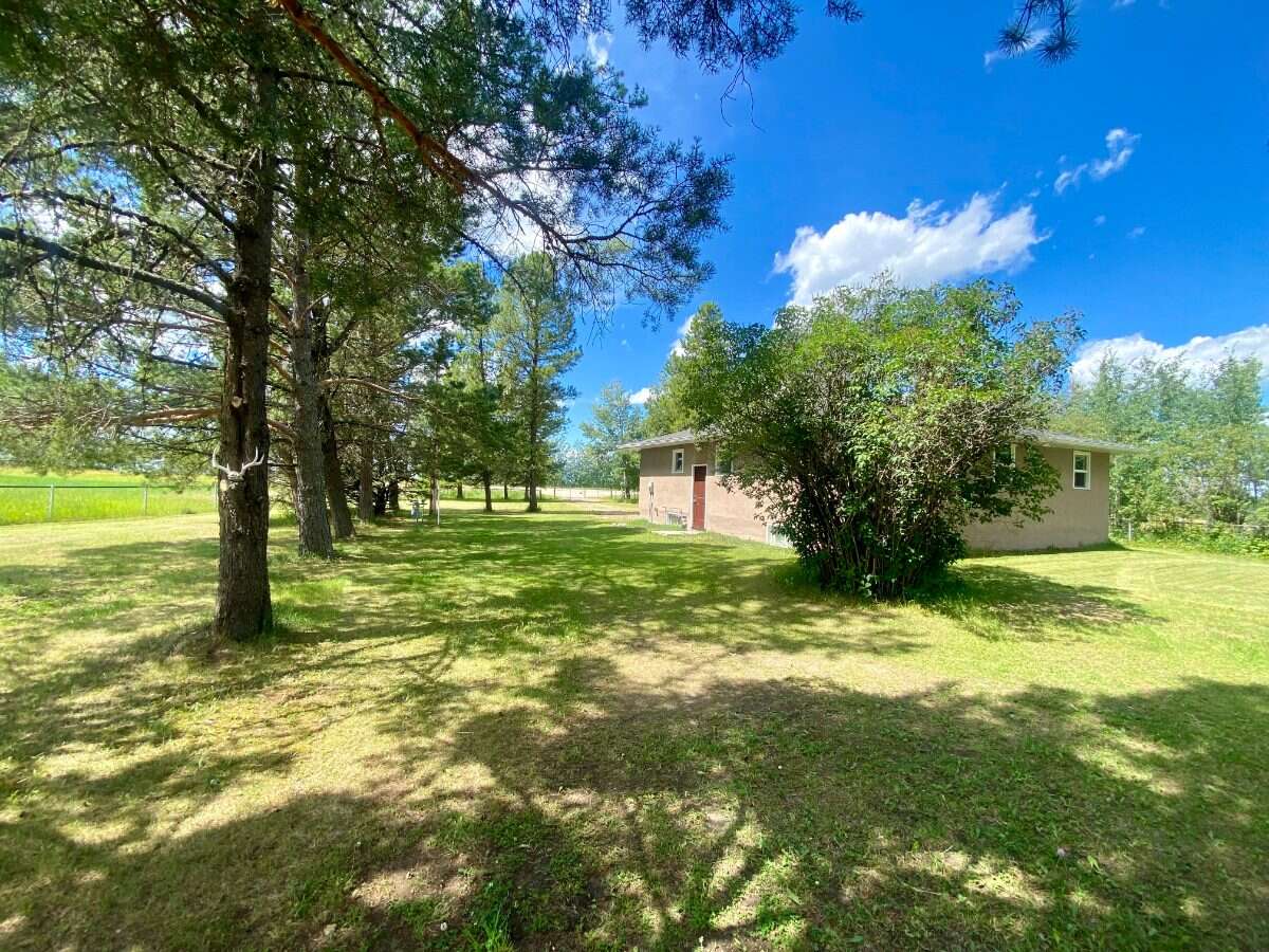 Fully Renovated Country Acreage on 1+acre