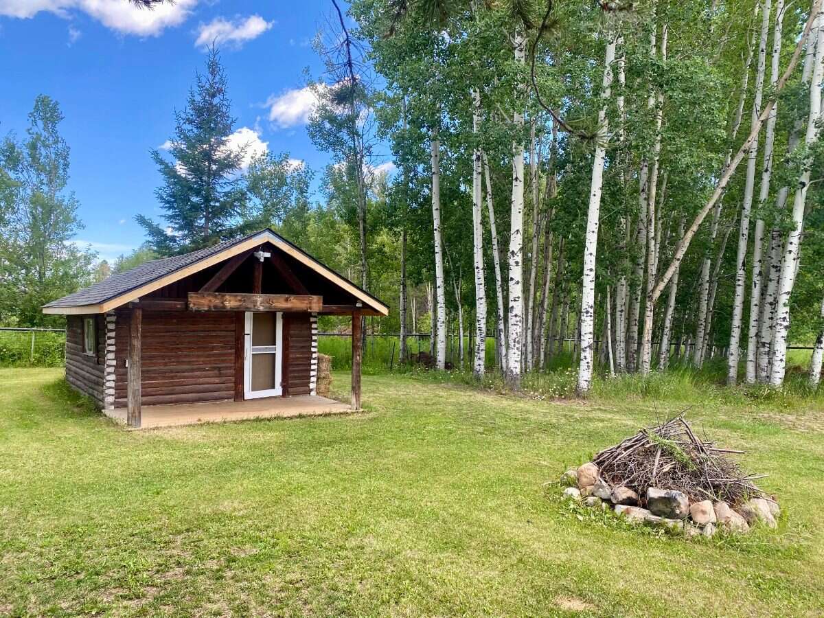 Fully Renovated Country Acreage on 1+acre
