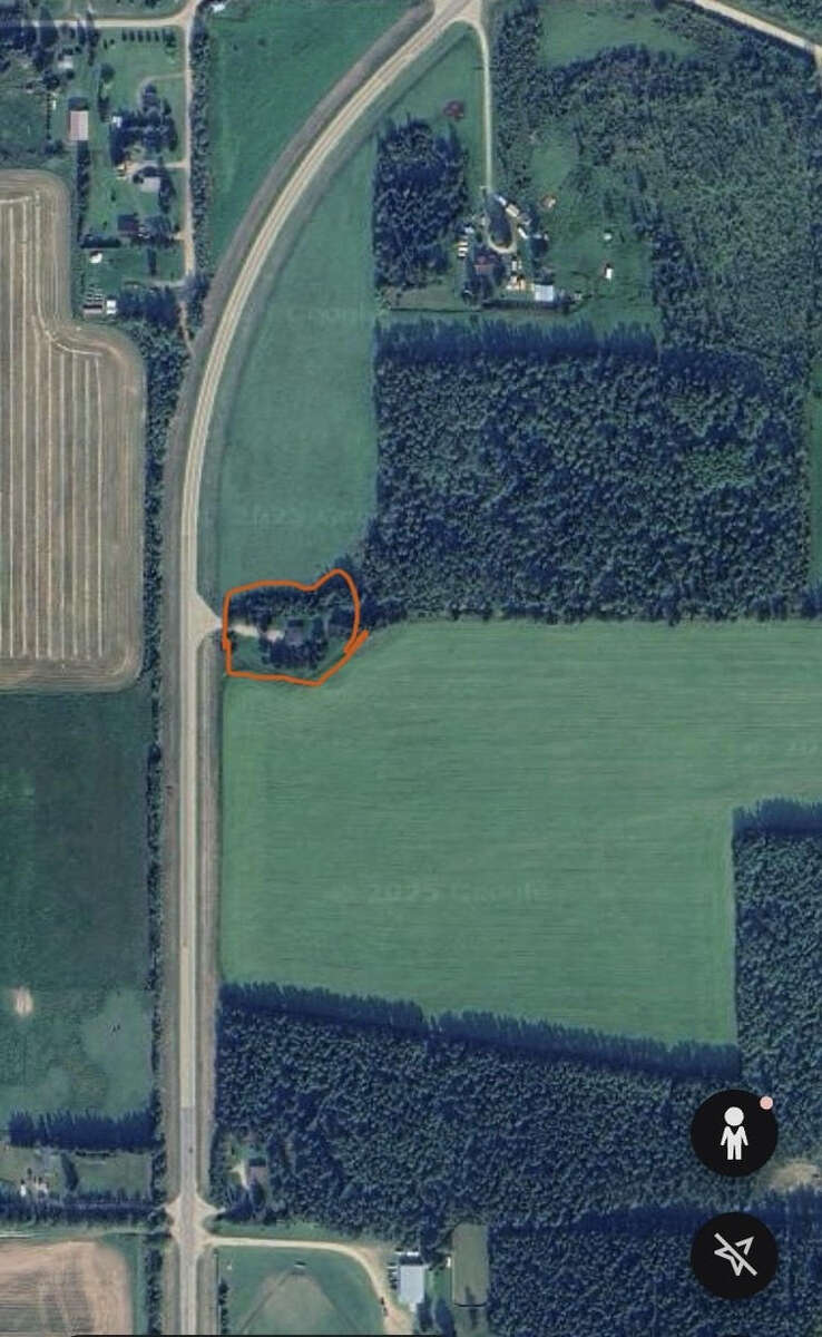 Fully Renovated Country Acreage on 1+acre