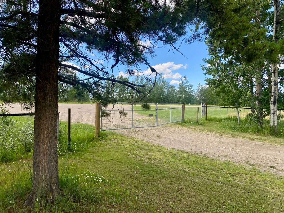 Fully Renovated Country Acreage on 1+acre