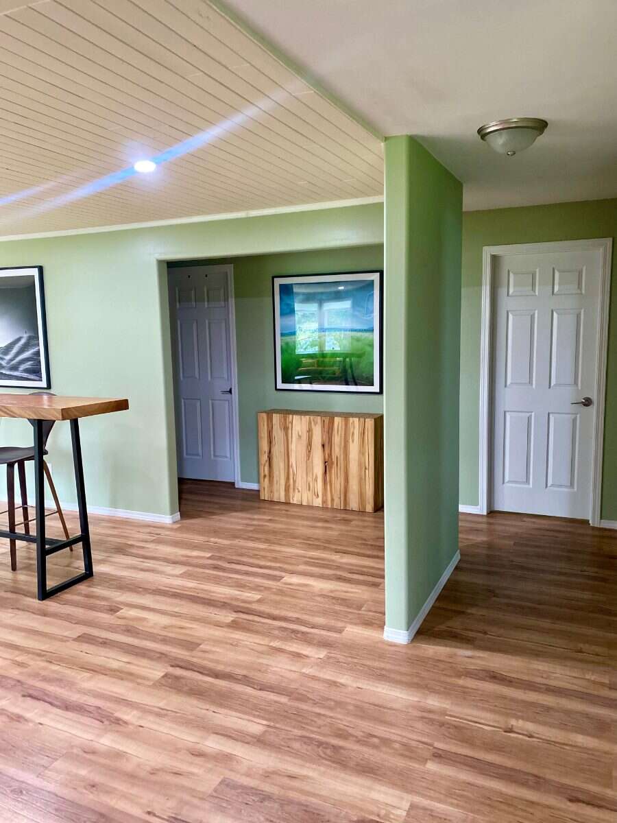 Fully Renovated Country Acreage on 1+acre