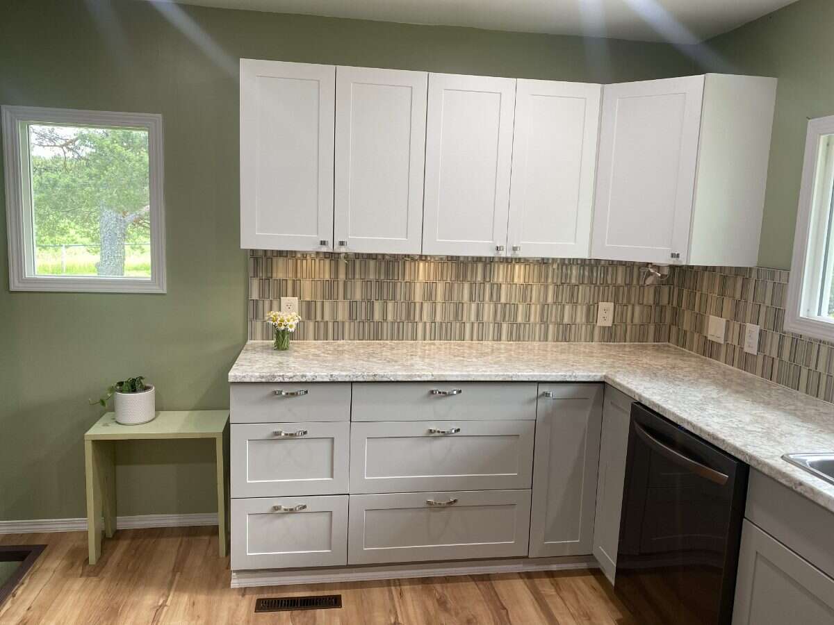 Fully Renovated Country Acreage on 1+acre