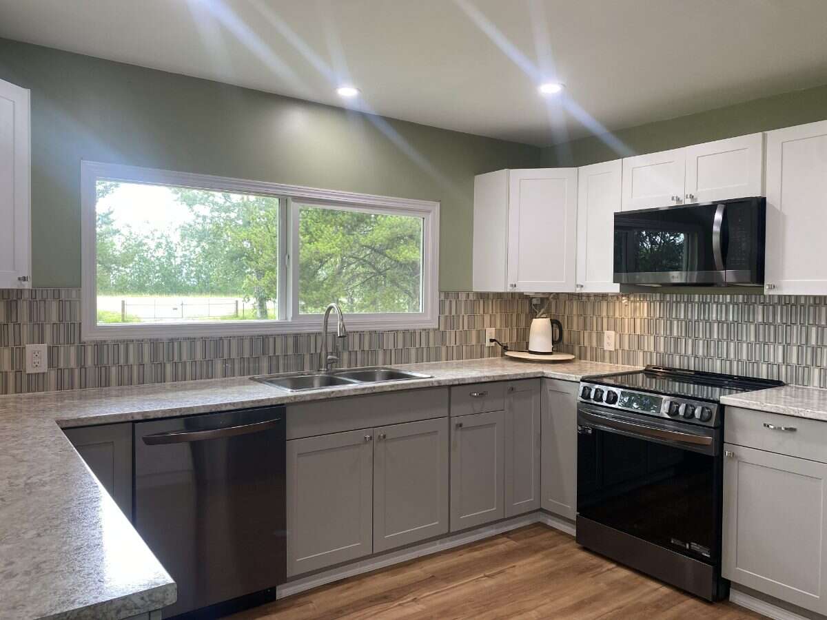 Fully Renovated Country Acreage on 1+acre