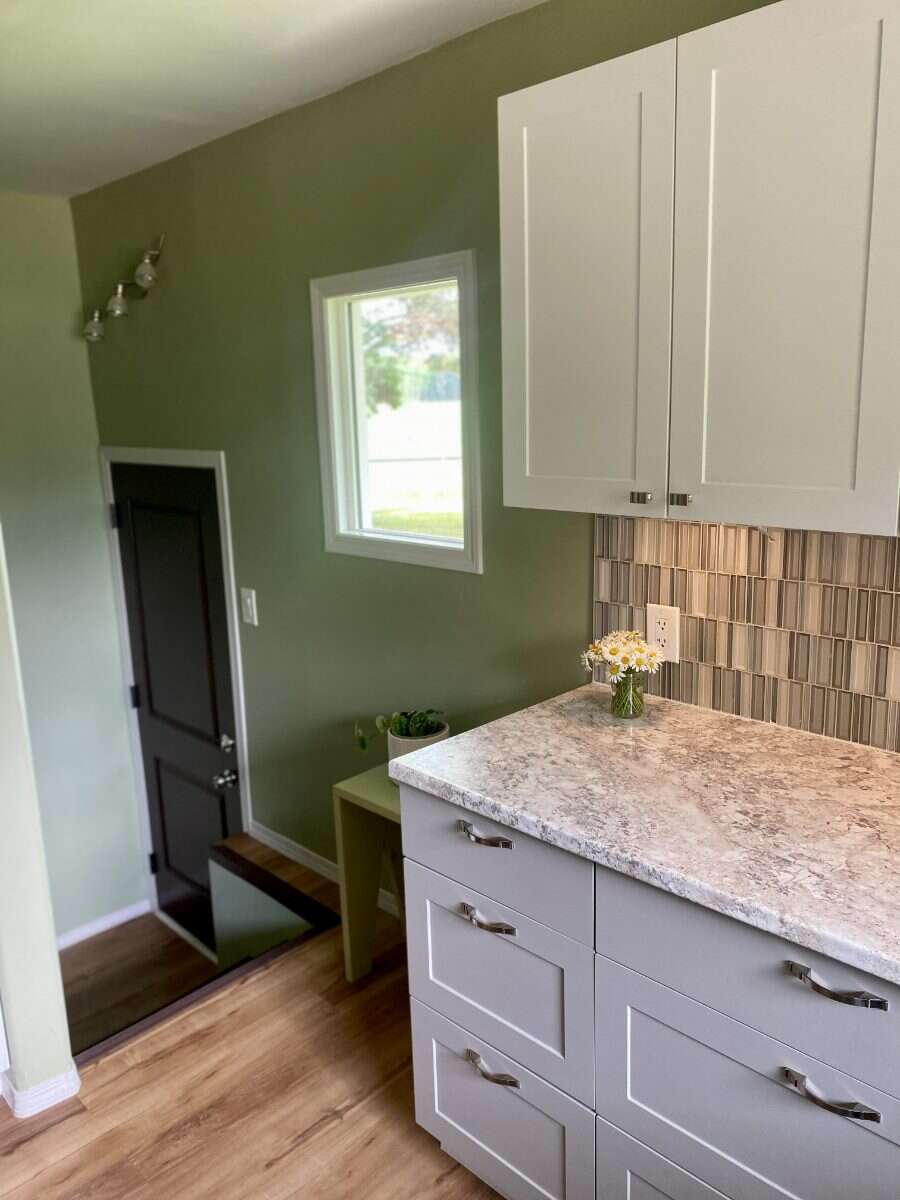 Fully Renovated Country Acreage on 1+acre