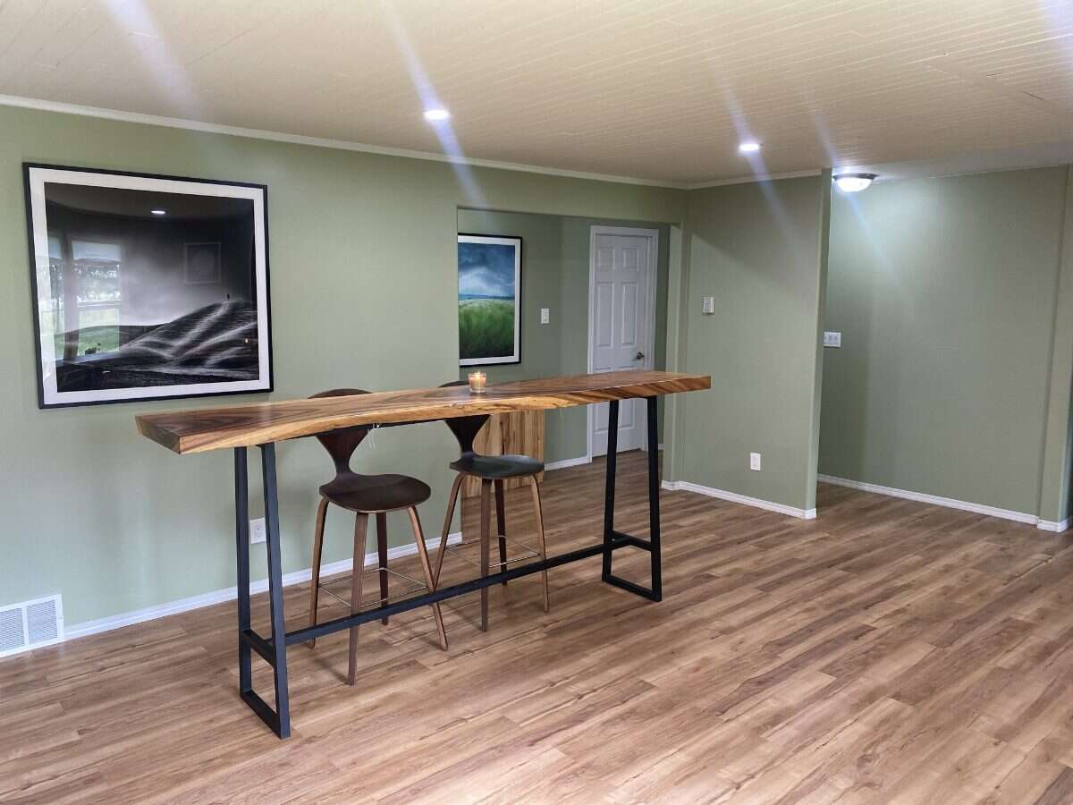 Fully Renovated Country Acreage on 1+acre