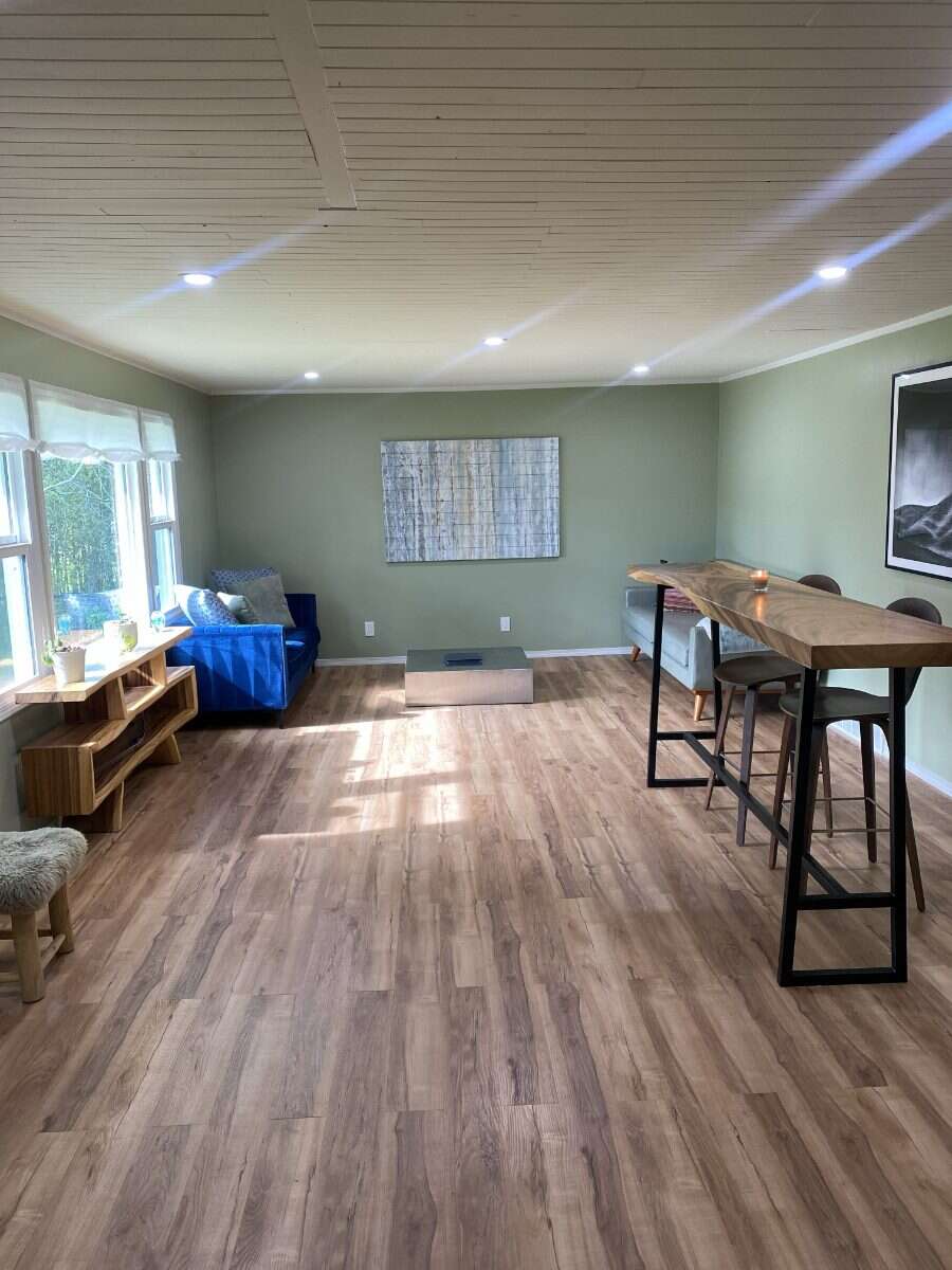 Fully Renovated Country Acreage on 1+acre
