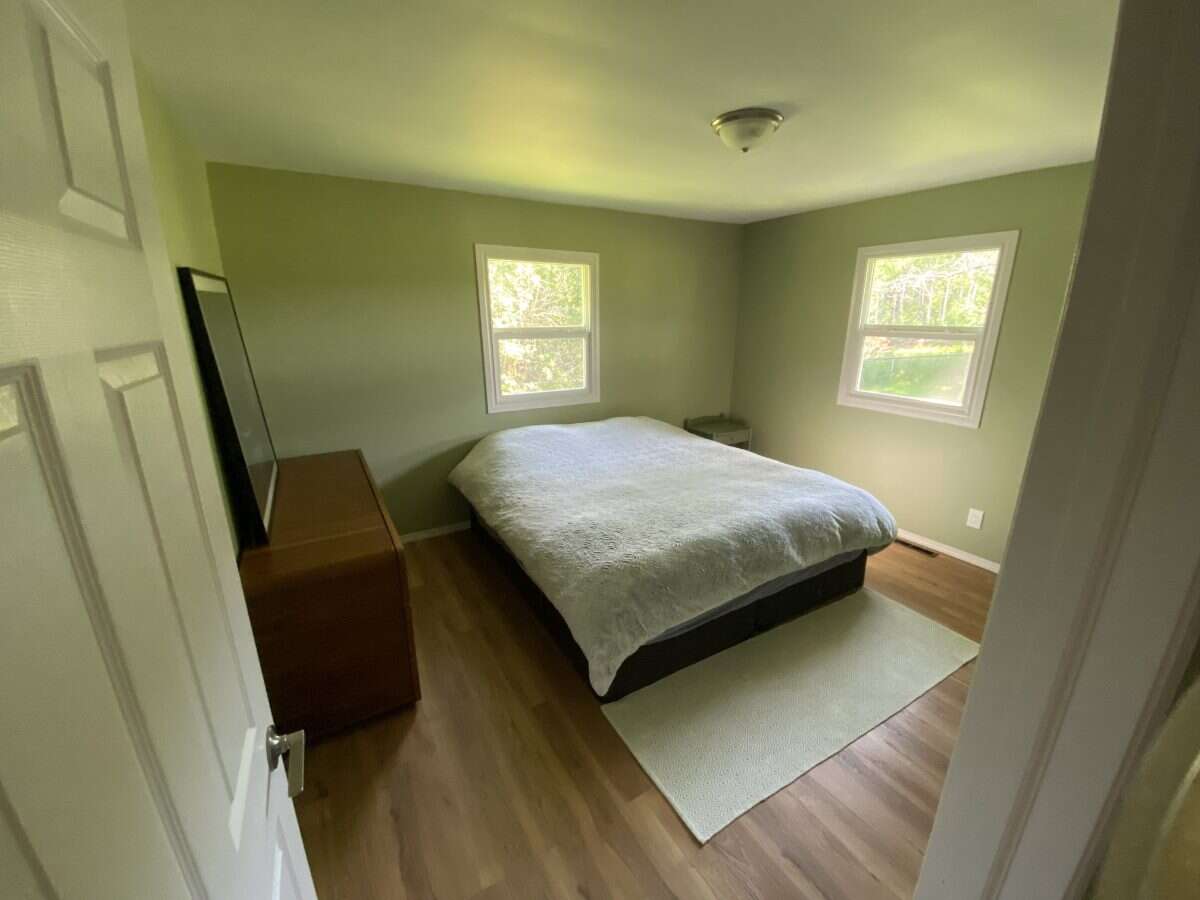 Fully Renovated Country Acreage on 1+acre