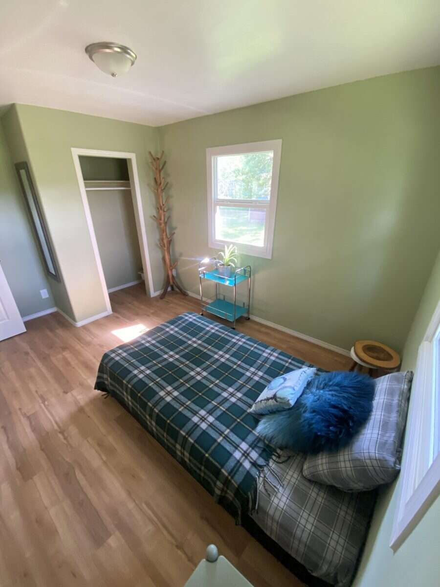 Fully Renovated Country Acreage on 1+acre