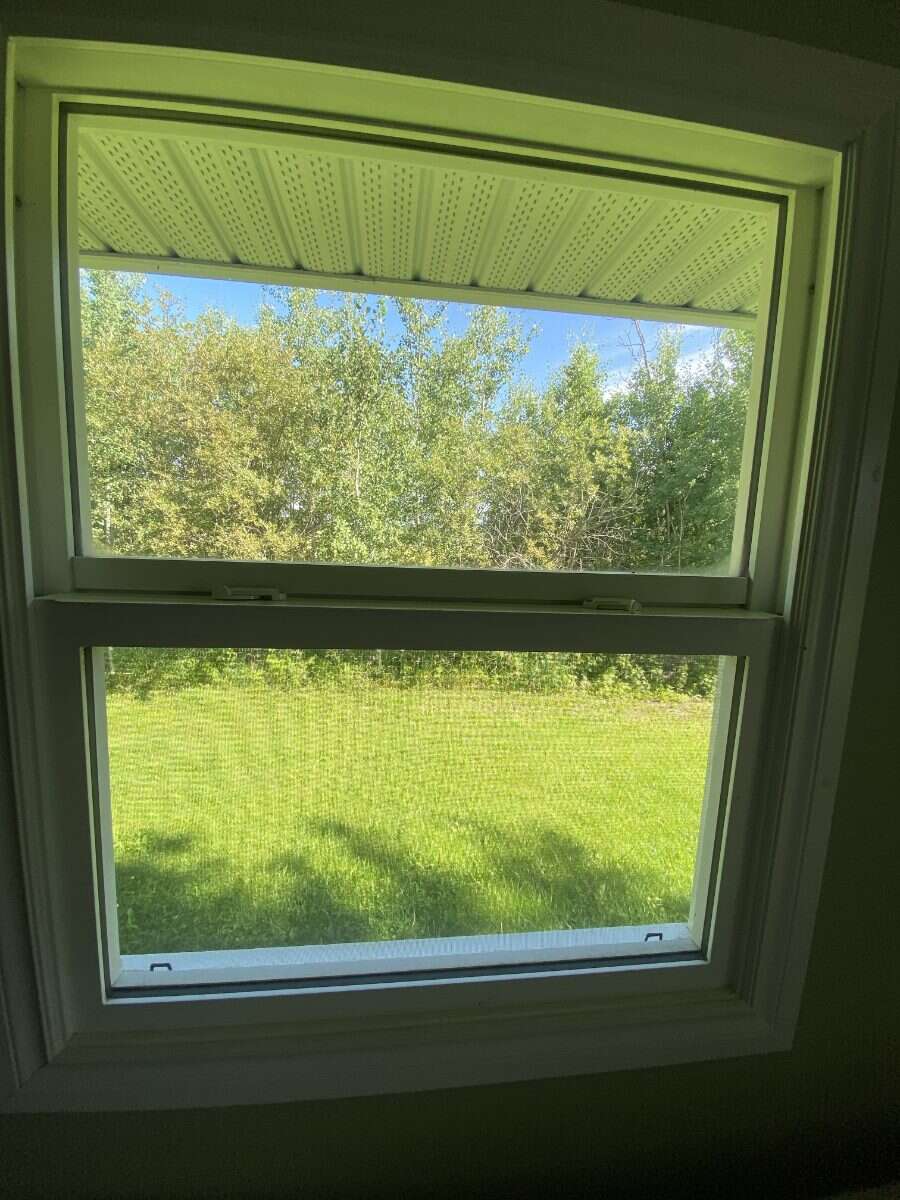 Fully Renovated Country Acreage on 1+acre