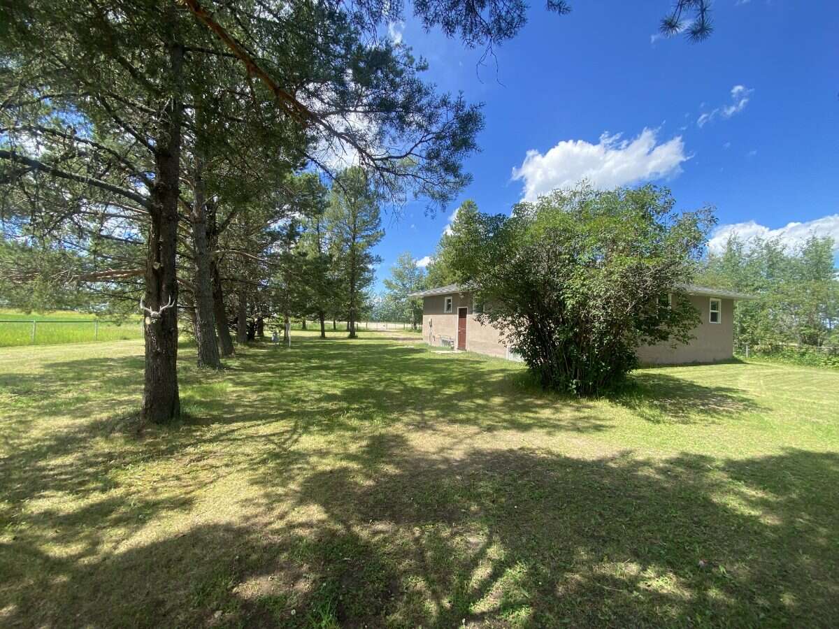 Fully Renovated Country Acreage on 1+acre