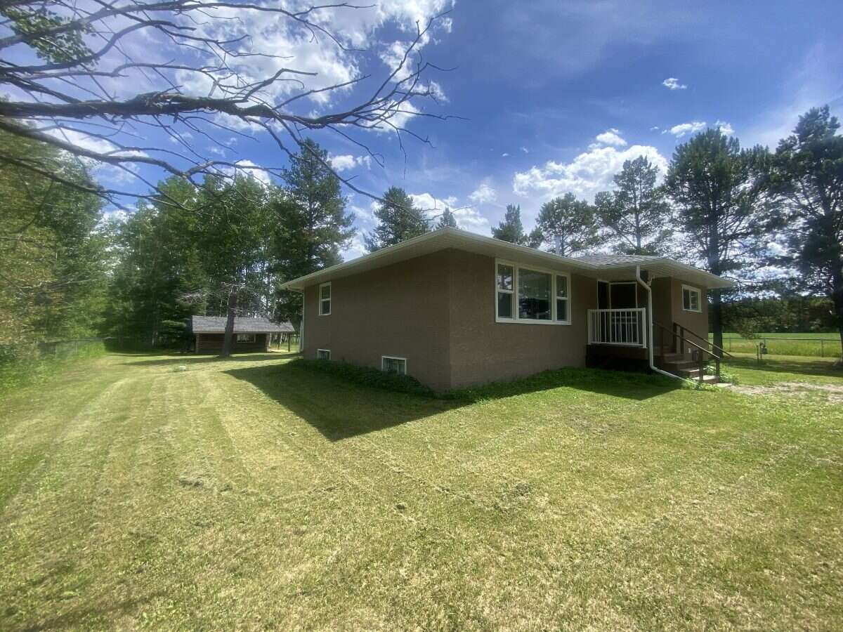 Fully Renovated Country Acreage on 1+acre