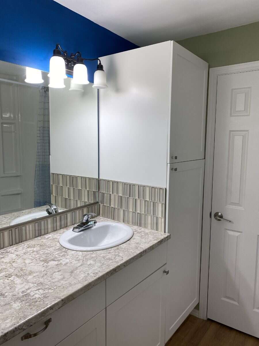 Fully Renovated Country Acreage on 1+acre