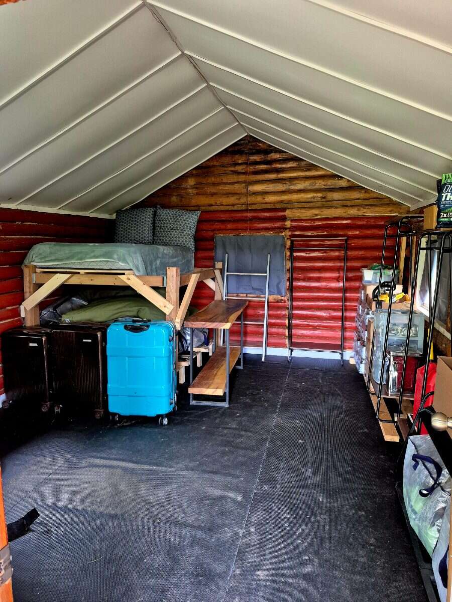 Fully Renovated Country Acreage on 1+acre