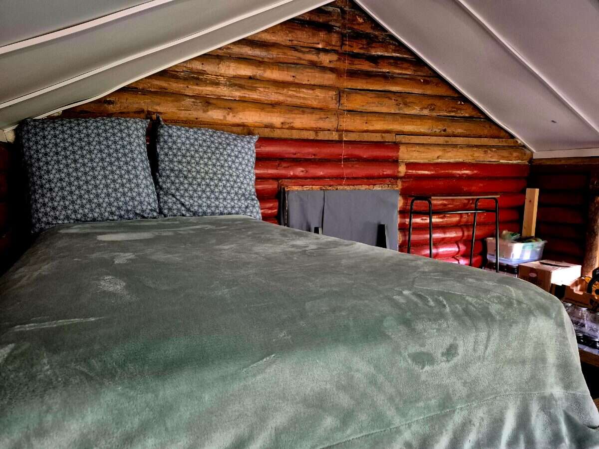 Fully Renovated Country Acreage on 1+acre