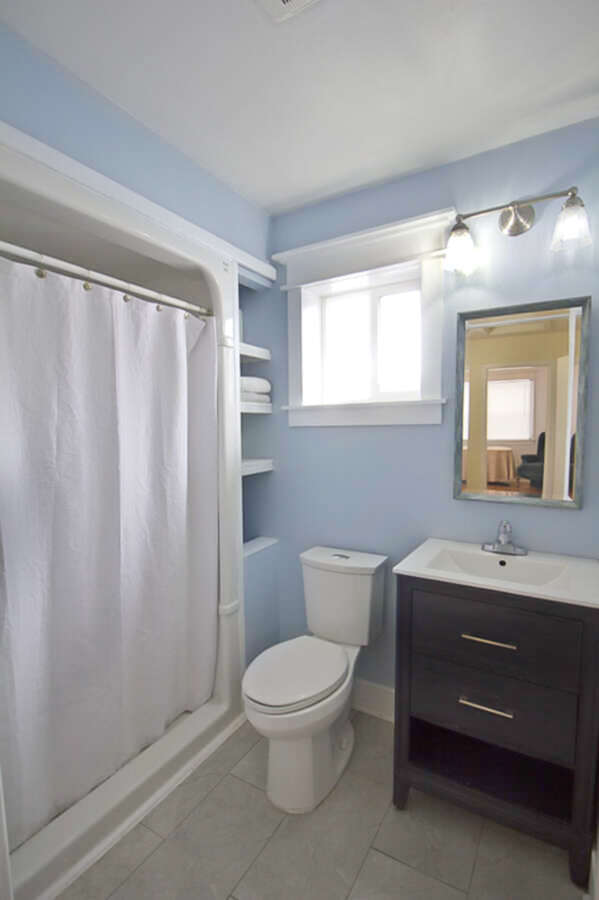 Upper-level full bathroom.