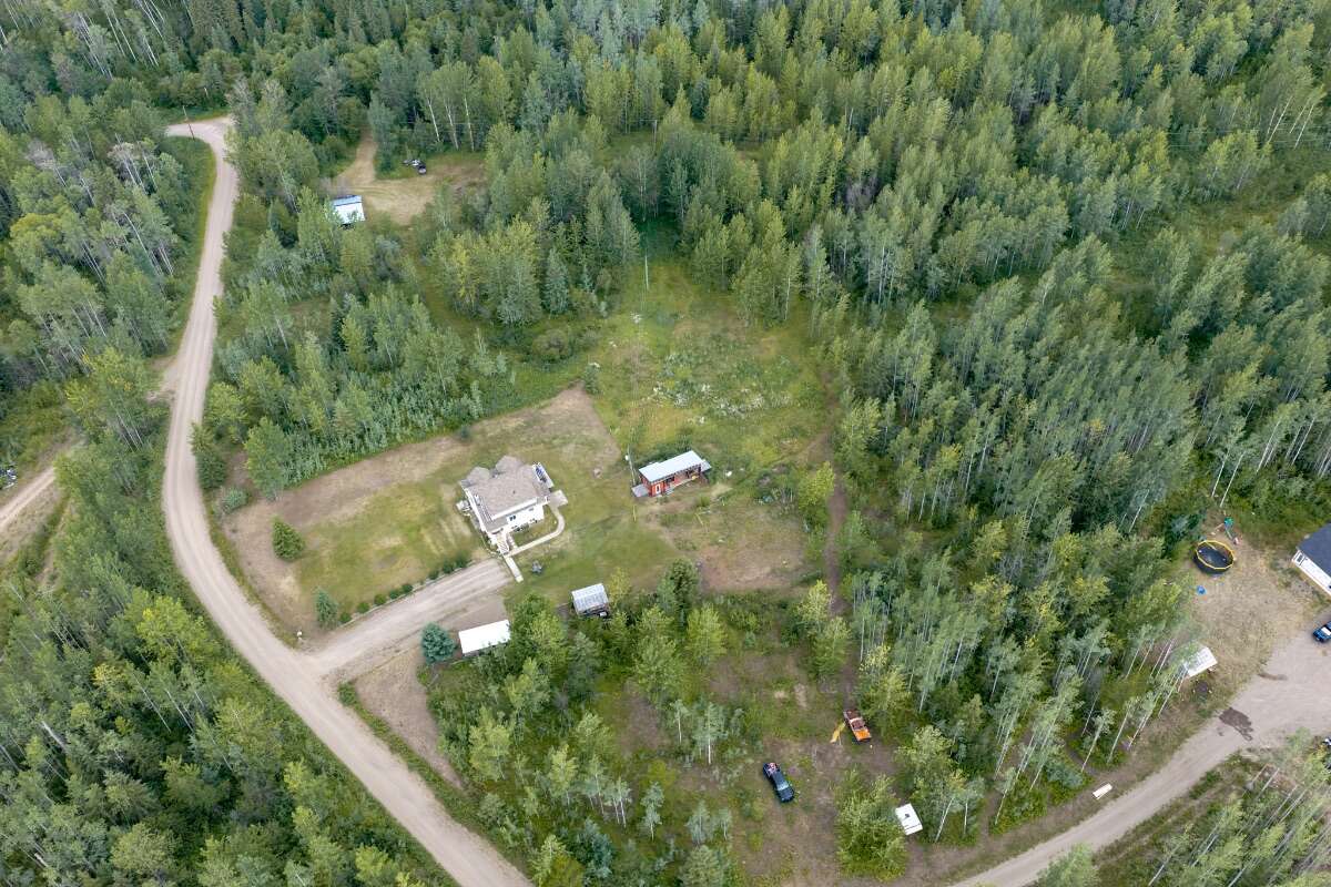  Bright 4-Bed Custom Estate on 17 Private Acres 