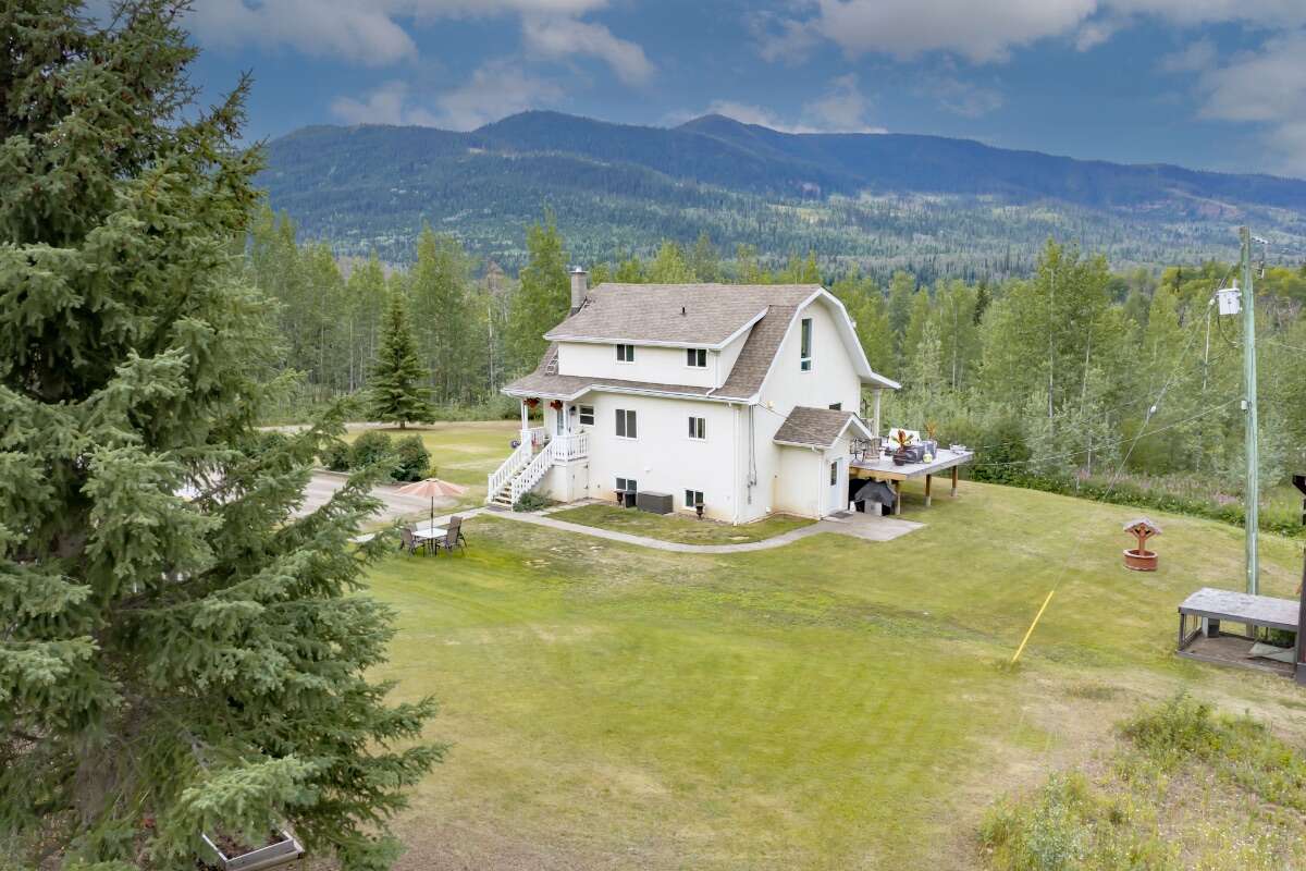  Bright 4-Bed Custom Estate on 17 Private Acres 
