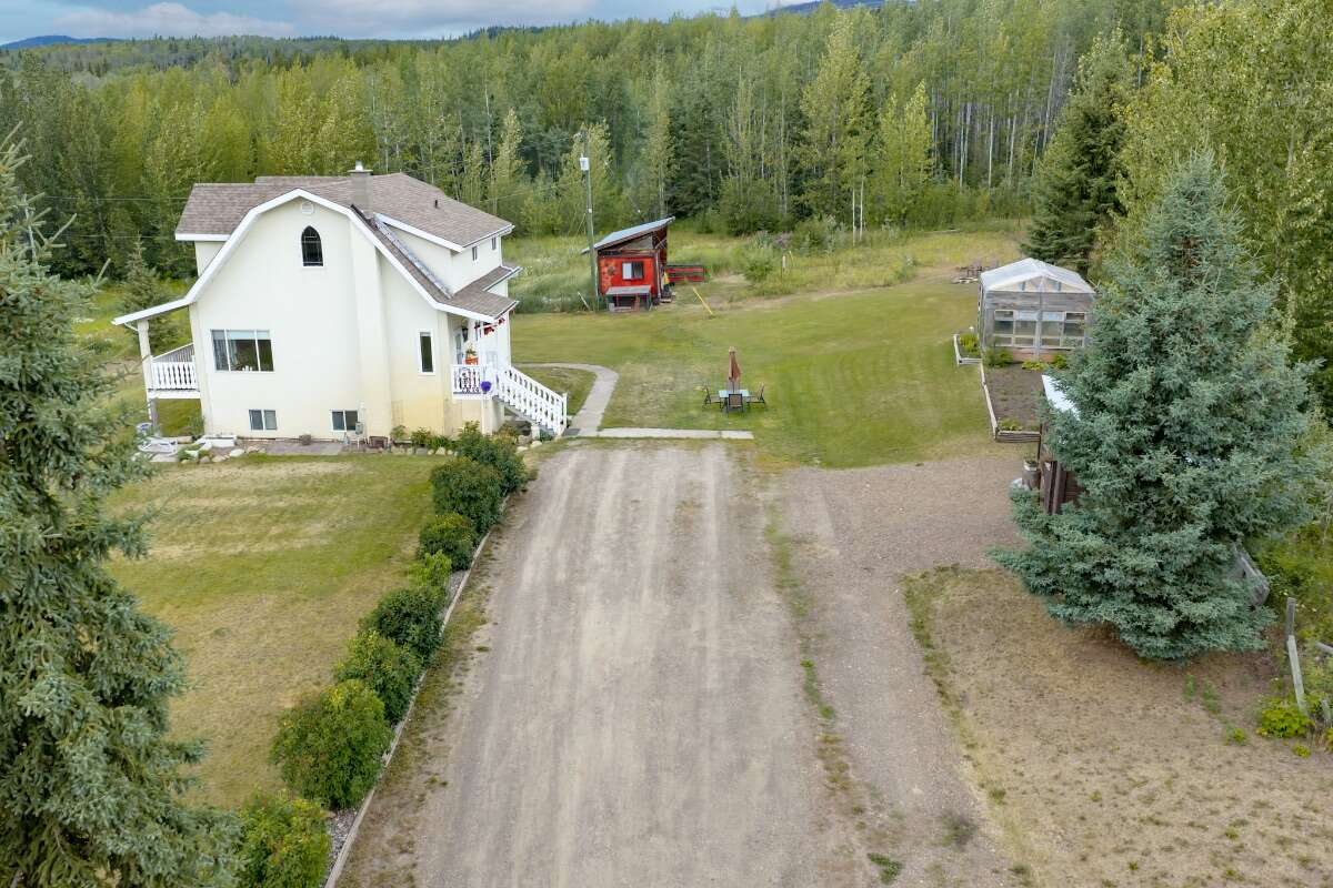  Bright 4-Bed Custom Estate on 17 Private Acres 