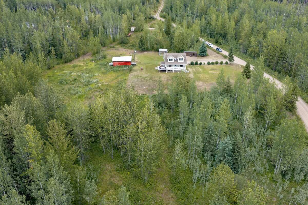  Bright 4-Bed Custom Estate on 17 Private Acres 