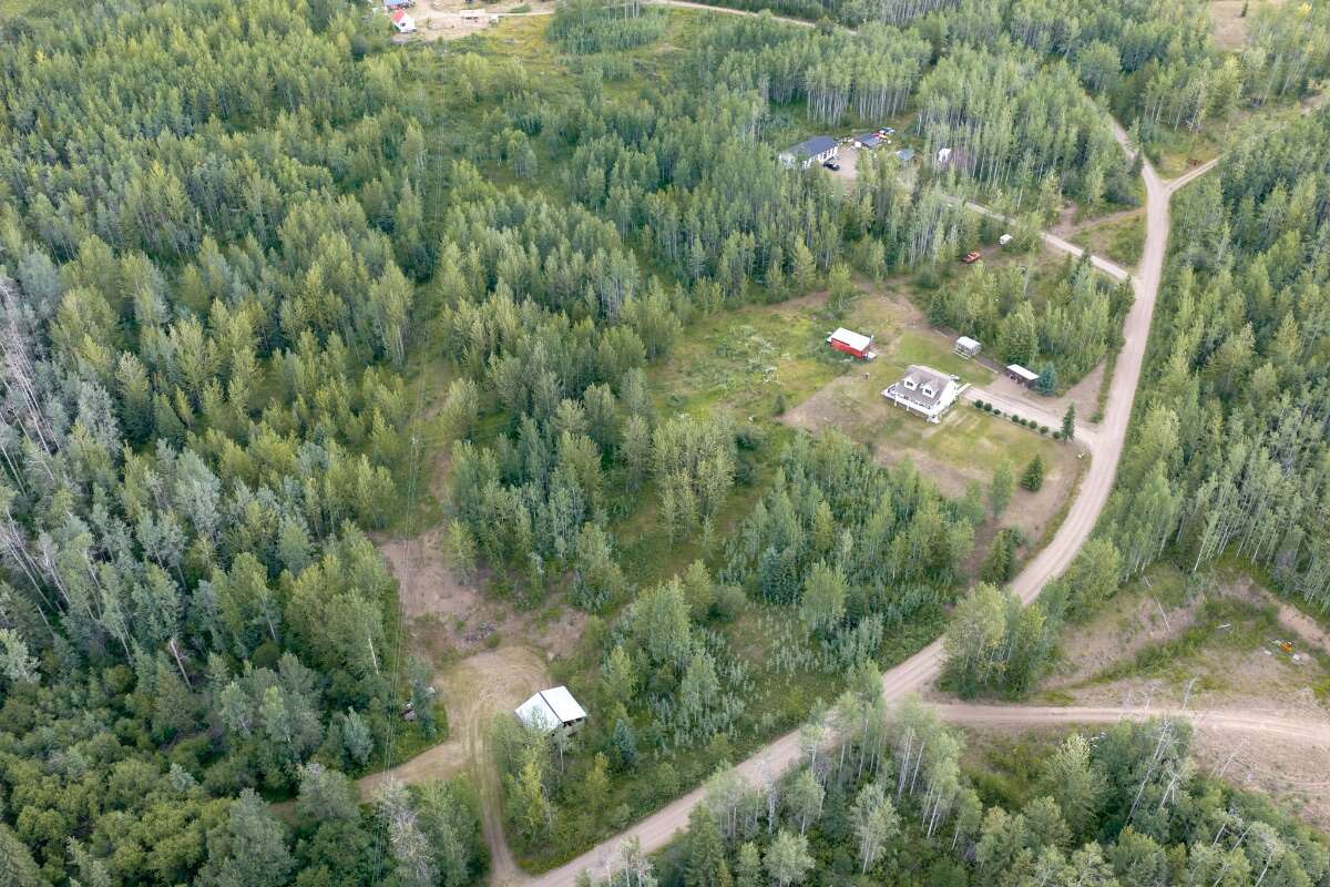  Bright 4-Bed Custom Estate on 17 Private Acres 