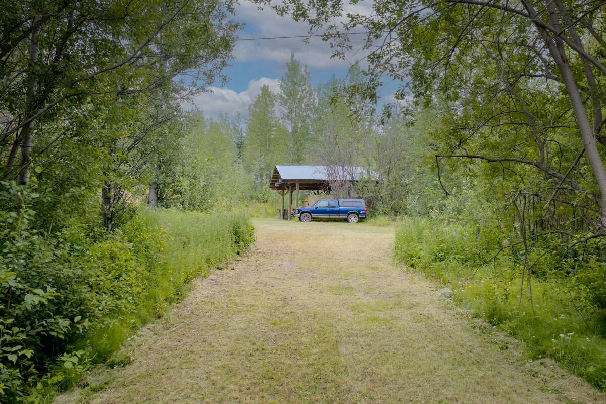  Bright 4-Bed Custom Estate on 17 Private Acres 