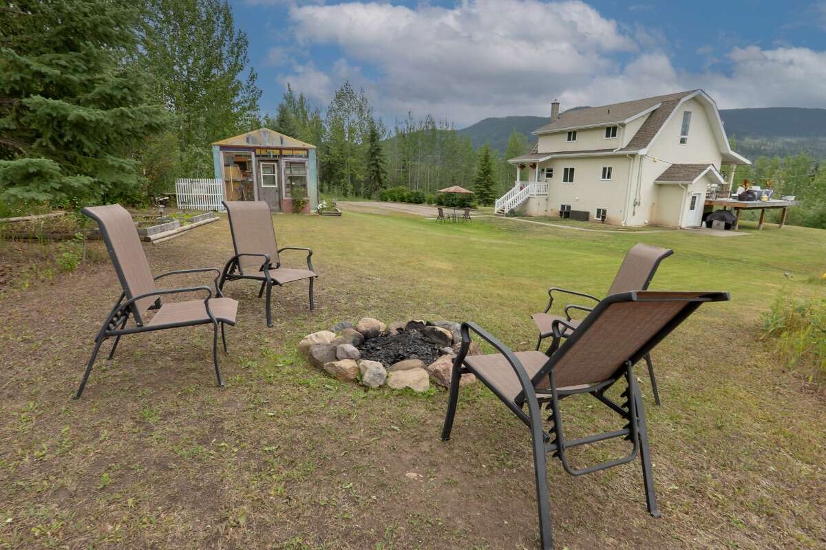  Bright 4-Bed Custom Estate on 17 Private Acres 
