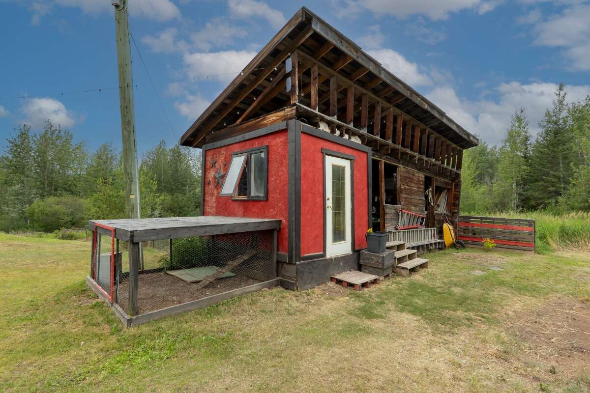  Bright 4-Bed Custom Estate on 17 Private Acres 