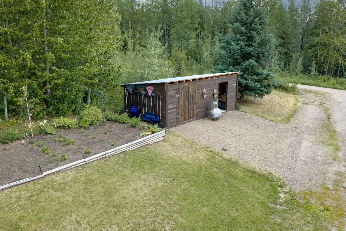  Bright 4-Bed Custom Estate on 17 Private Acres 